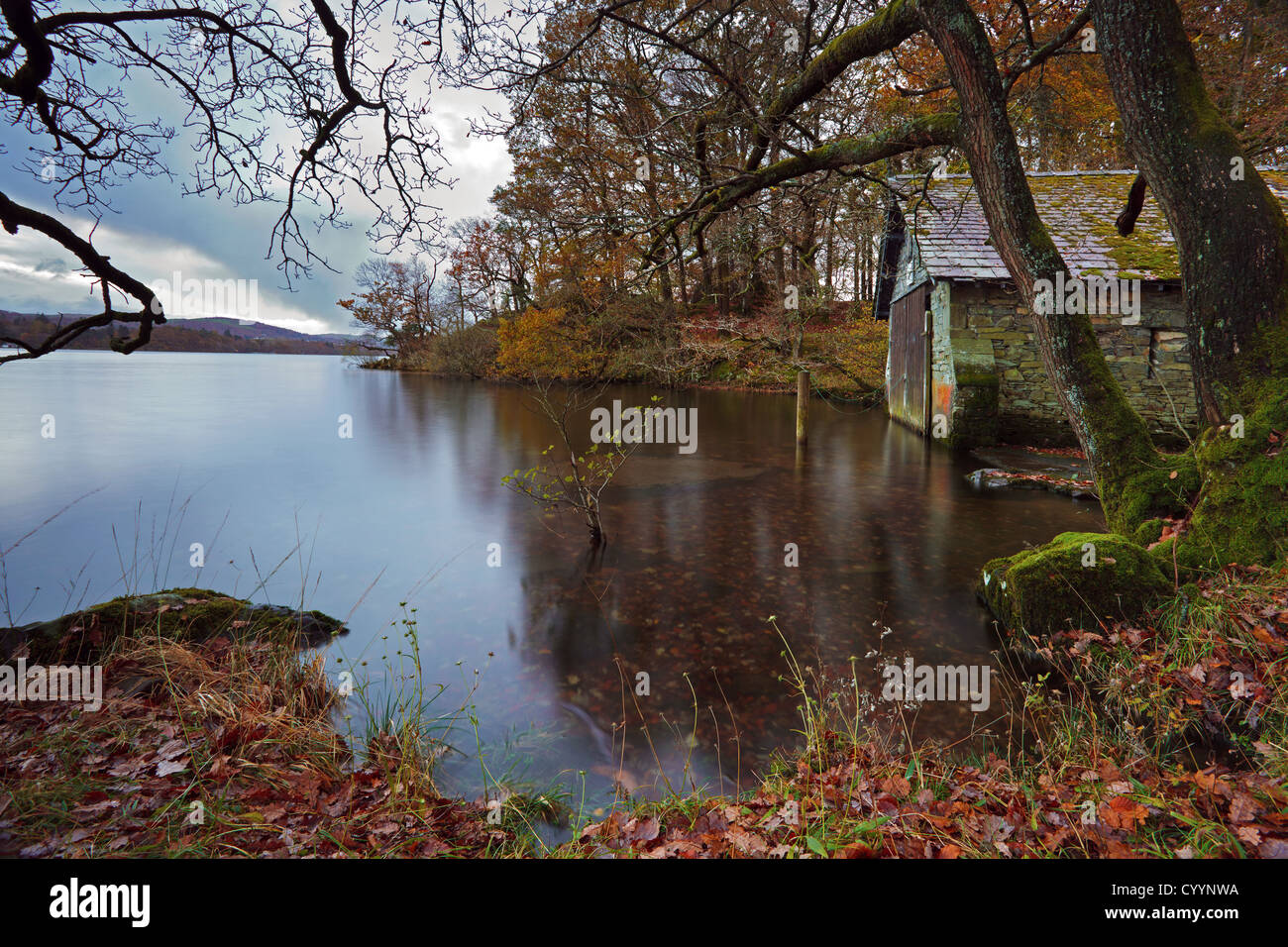Un ancien hangar à bateaux sur la rive ouest de Windermere dans le Lake District, prises à la fin de l'automne Banque D'Images