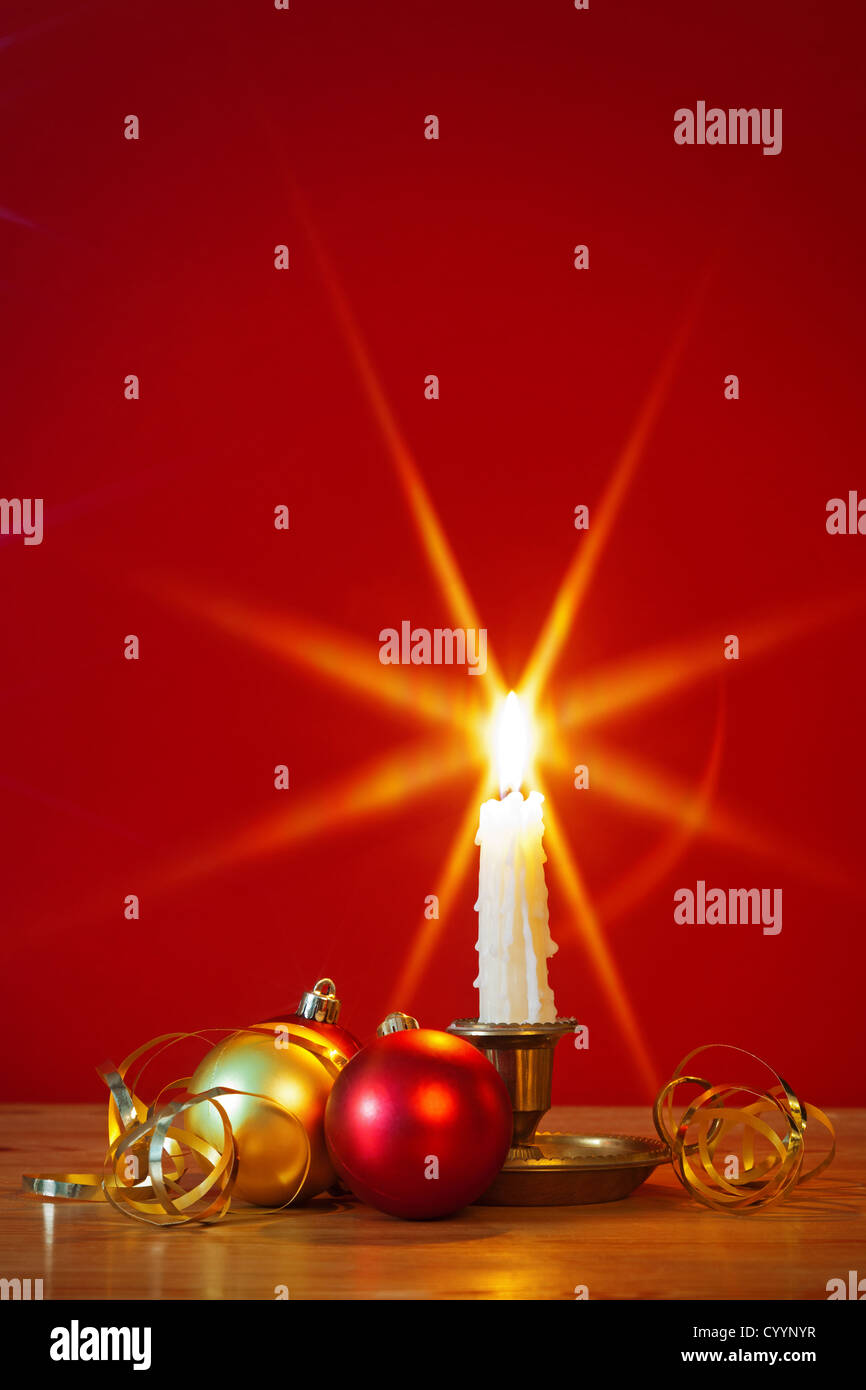 Une Bougie Allumée Dans Le Laiton Avec Décorations De Noël