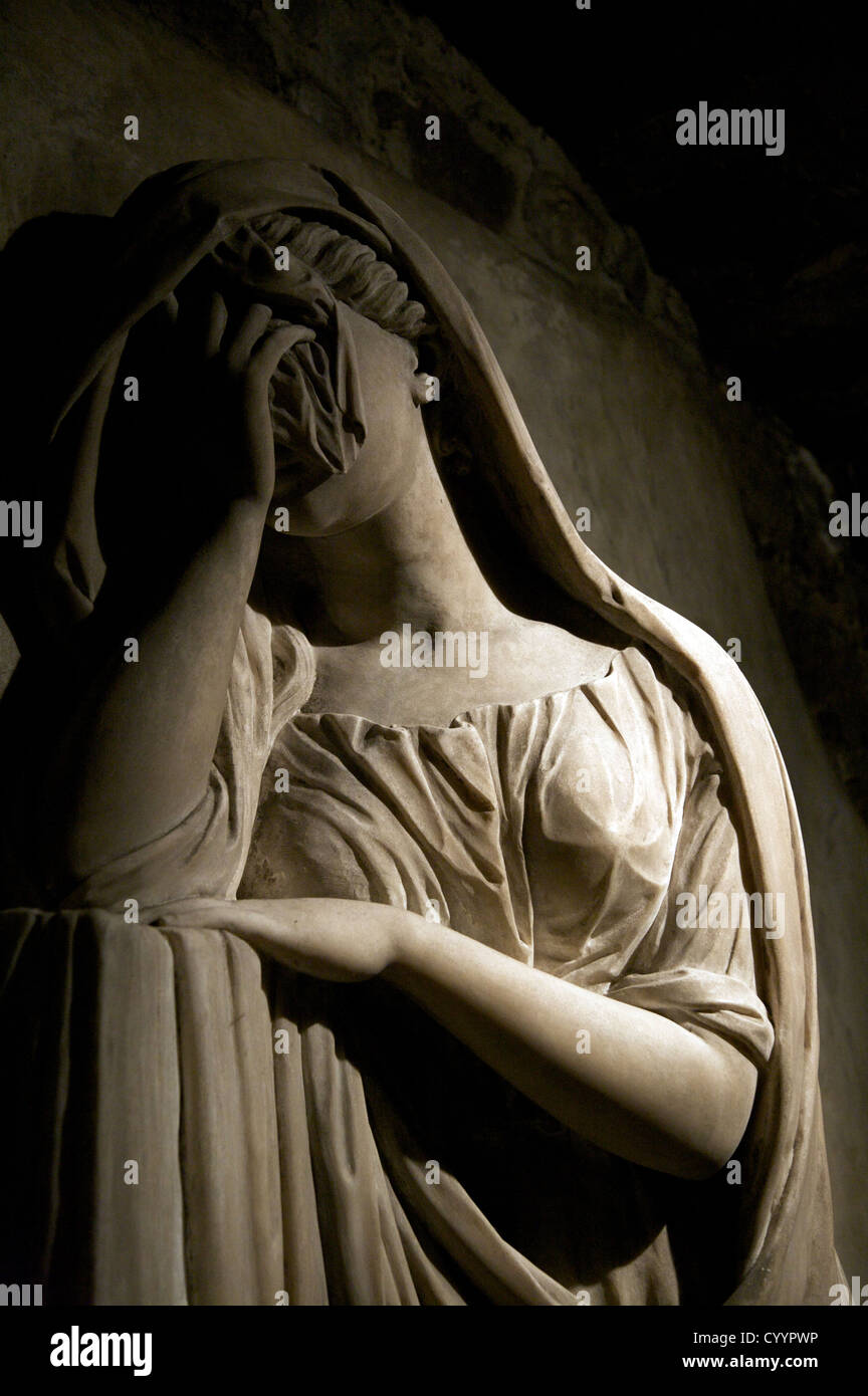 Classique en marbre blanc statue de femme pleurer Banque D'Images