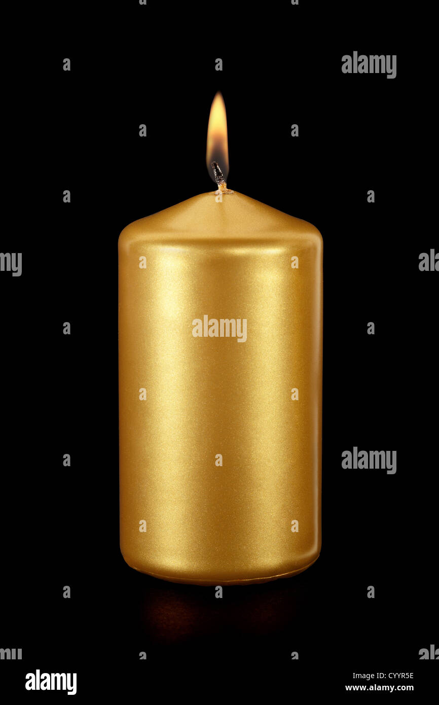 Bougie or sur noir Banque D'Images
