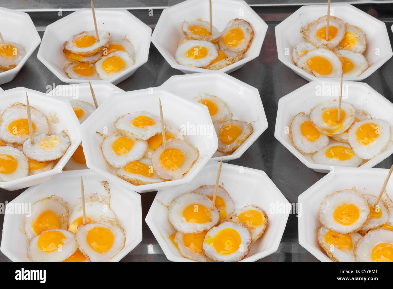 Caille bio frais d'œufs au plat sur la plaque de polystyrène Banque D'Images