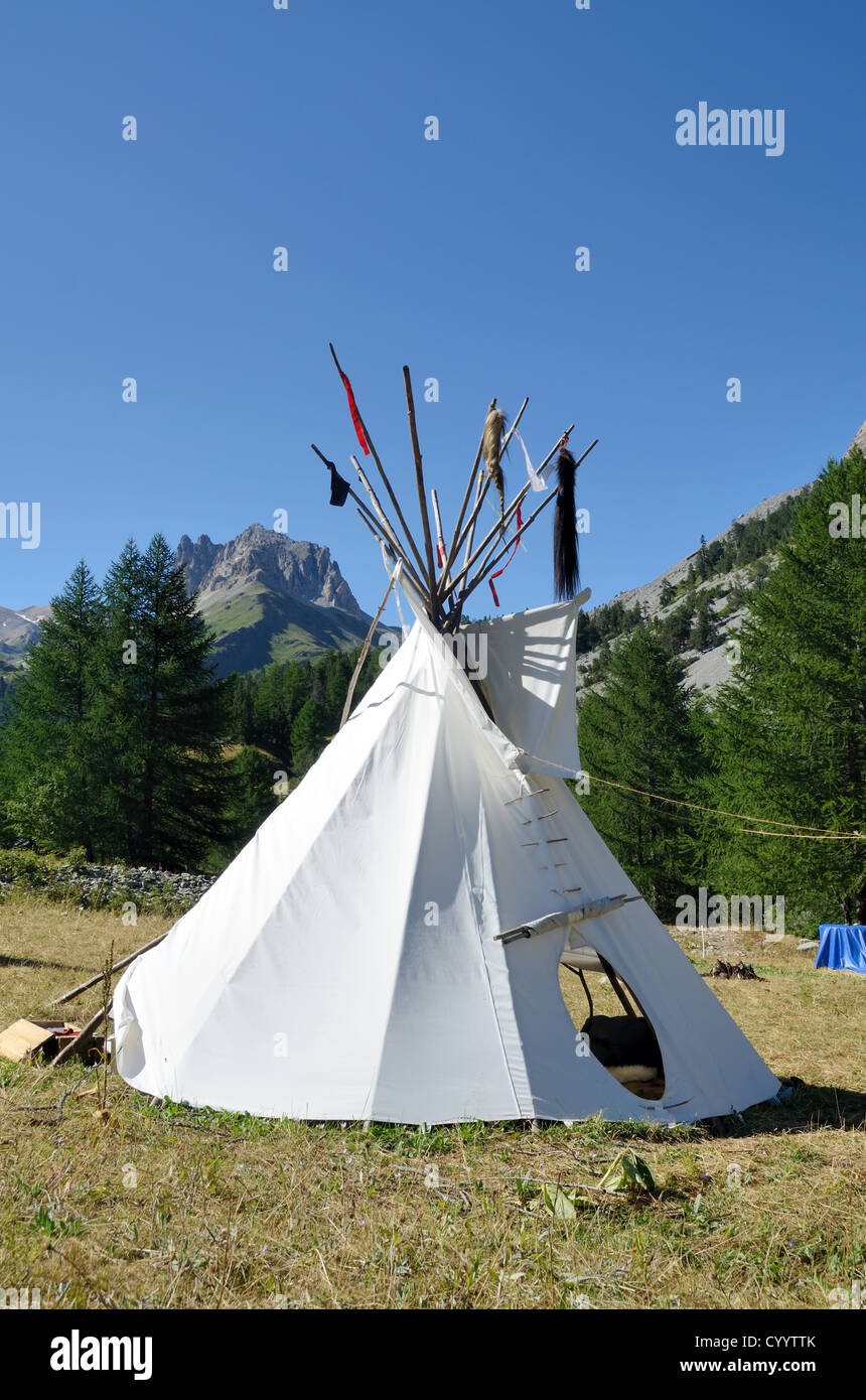 Tipi Tepee ou Tipi Tente dans la vallée Etroite Névache Hautes-Alpes Alpes France Banque D'Images