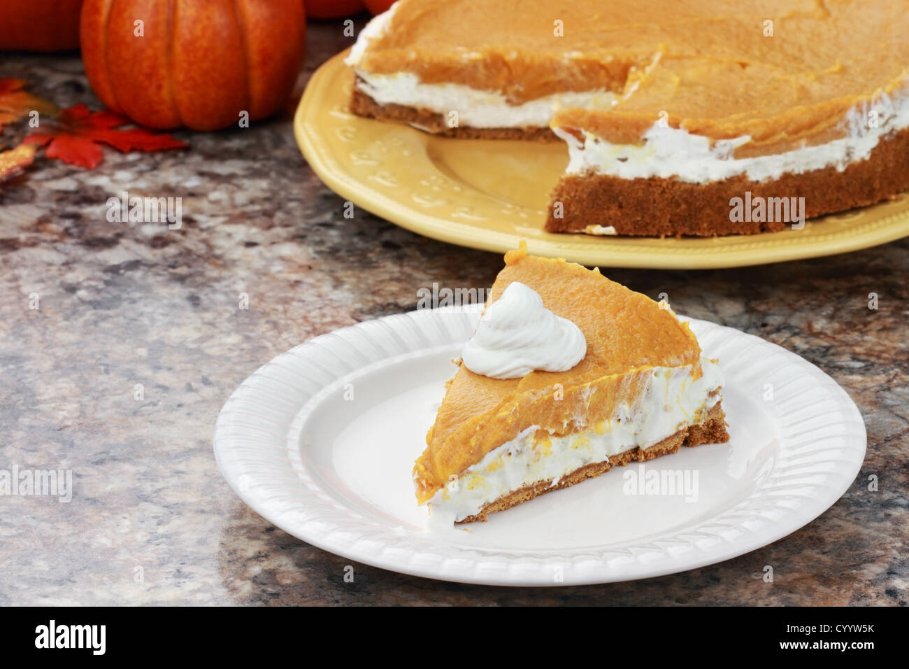 Pas de double couche à la citrouille fait cuire avec la citrouille, pouding à la vanille,le fromage à la crème, et la crème fouettée. Banque D'Images