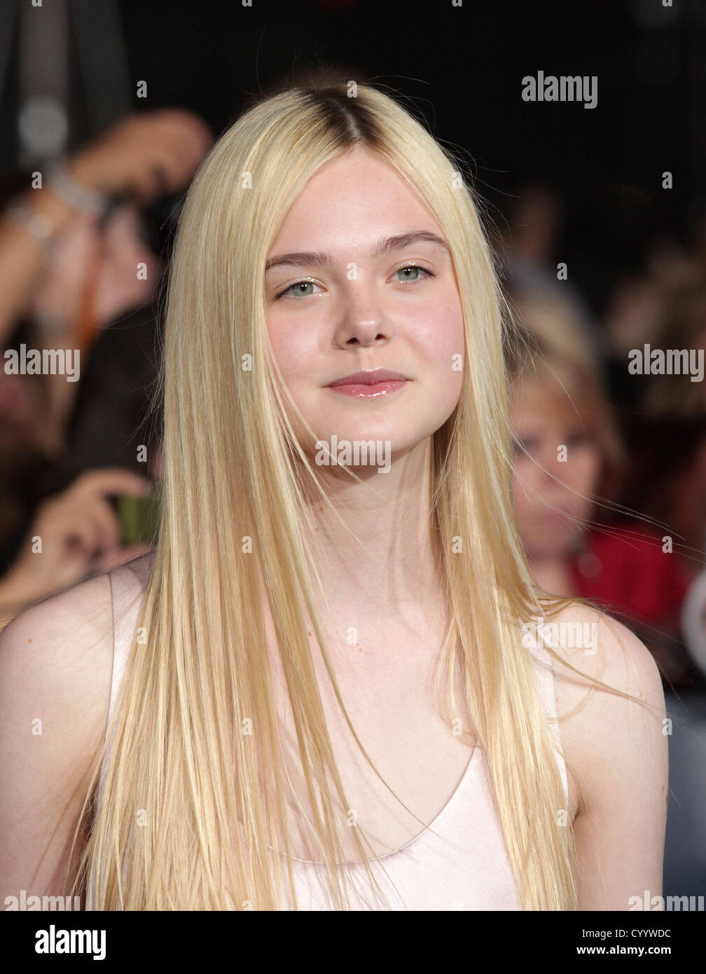 12 novembre 2012 - Los Angeles, Californie, États-Unis - Elle Fanning arrive pour la première du film ''The Twilight Saga : Breaking Dawn-Part 2'' au Nokia Theater. (Crédit Image : © Lisa O'Connor/ZUMAPRESS.com) Banque D'Images