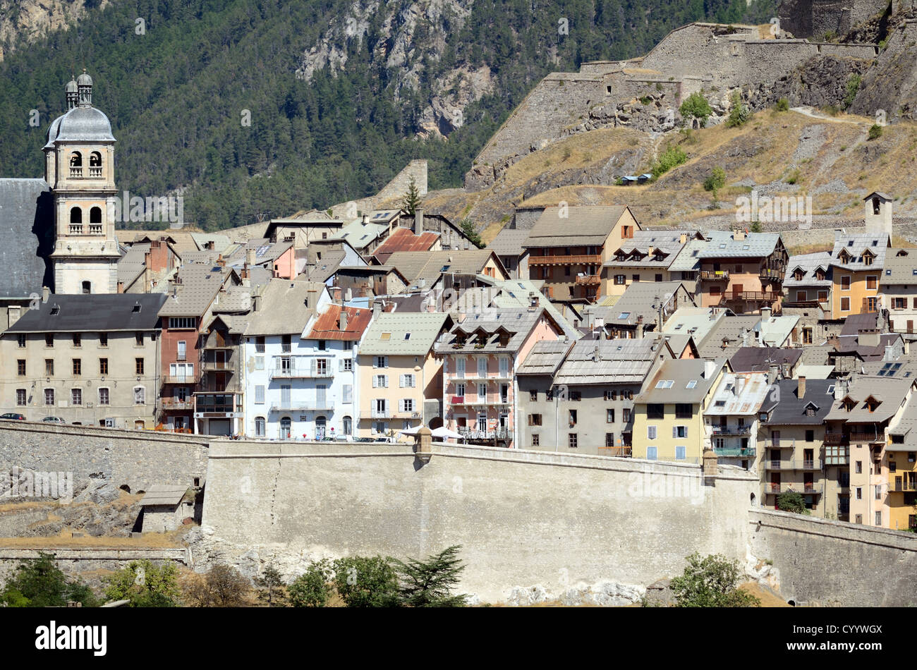 Maisons de ville, Vieille ville, Église et remparts de la ville fortifiée de Briançon Hautes-Alpes France Banque D'Images