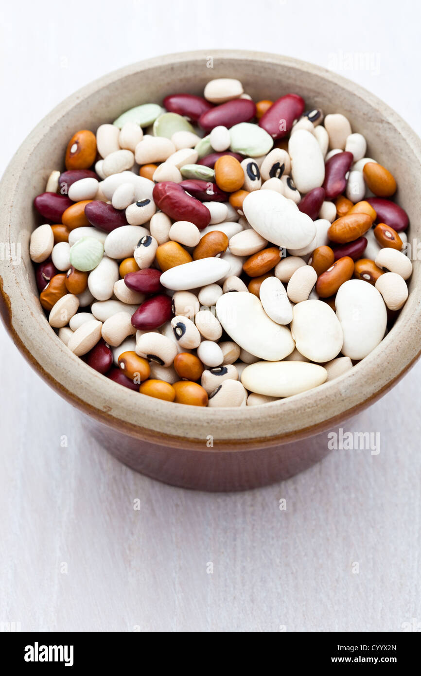 Haricots secs mélangés dans un bol pot Banque D'Images