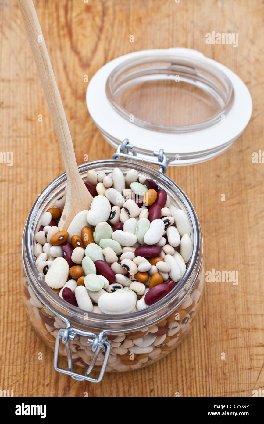 Haricots secs mélangés dans un grand bocal en verre Banque D'Images