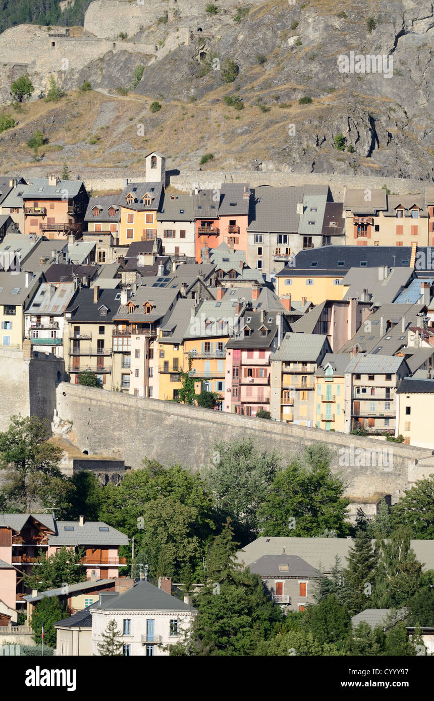 Maisons en terrasse ou maisons de ville dans la vieille ville ou le quartier historique de Briançon Hautes-Alpes France Banque D'Images