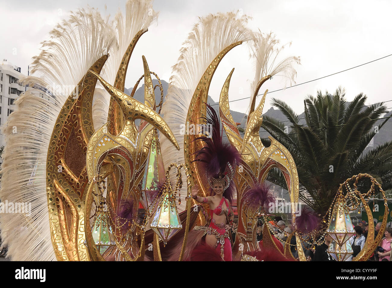 L'Espagne, Iles Canaries, Tenerife, Santa Cruz Golden carnaval latin ptérodactyles flotter. Banque D'Images