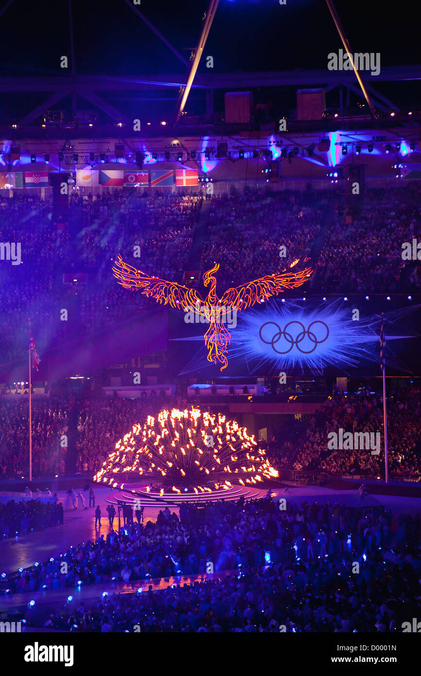L'Angleterre, Londres, Stratford, cérémonie de clôture des Jeux Olympiques avec flamme et Phoenix. Banque D'Images