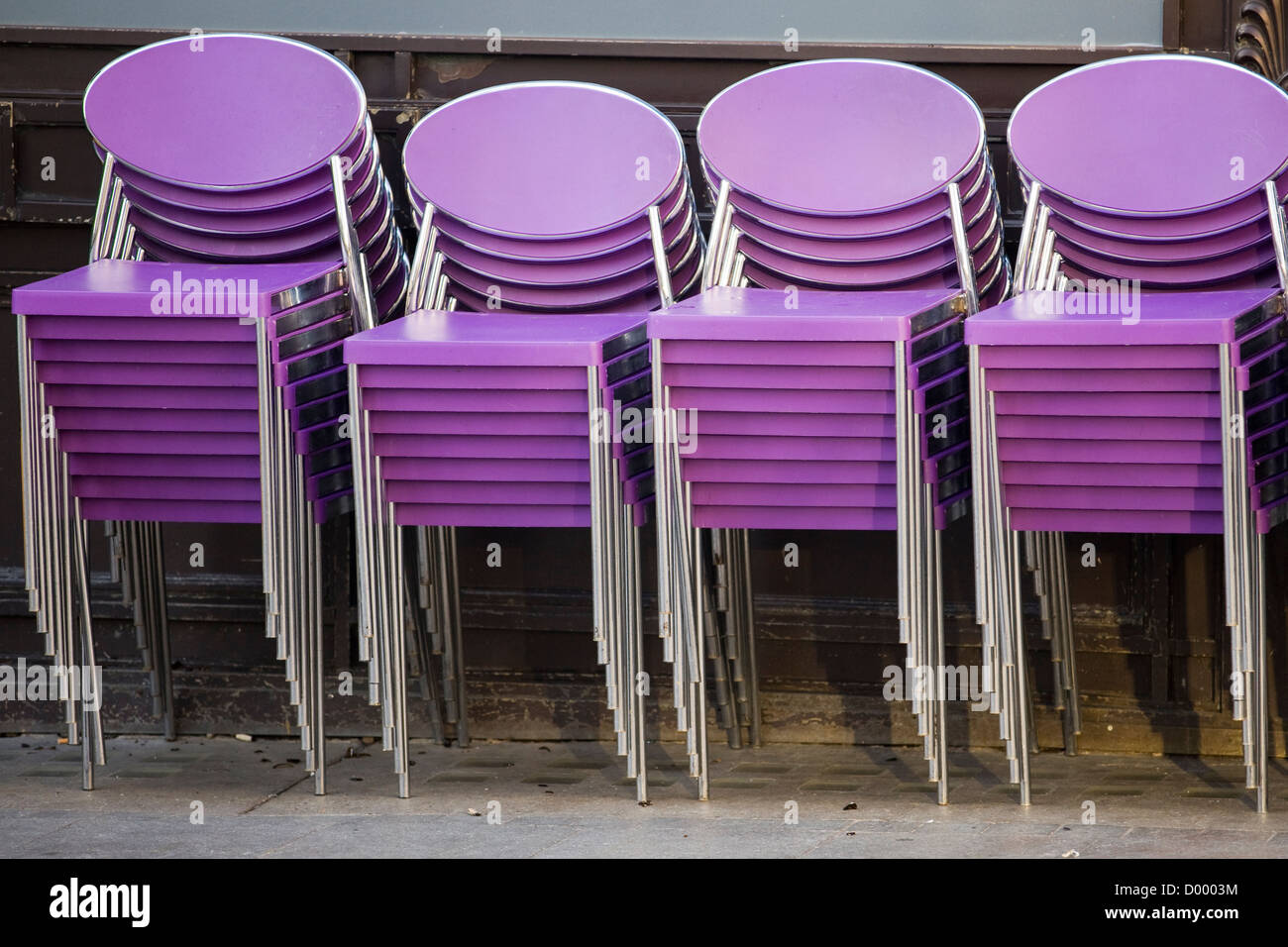 Des piles de chaises violet métal Banque D'Images