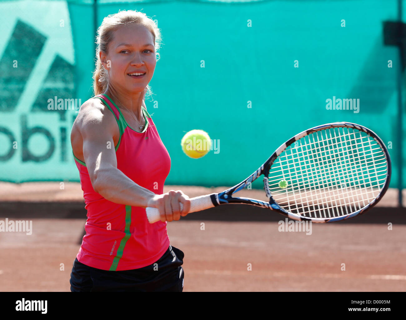 Jeune femme jouant au tennis dans un club de vacances, Manavgat, Turquie  Photo Stock - Alamy