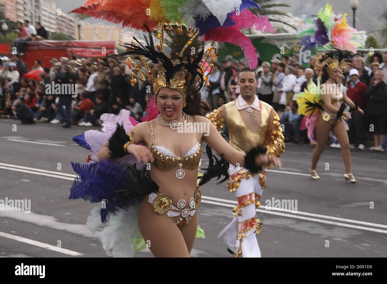 L'Espagne, Iles Canaries, Tenerife, Santa Cruz danseuse de carnaval latin avec costume de plumes. Banque D'Images