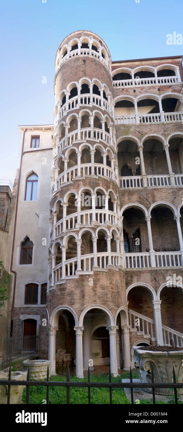L'Italie, Venise, Palazzo Contarini del Bovolo, Renaissance 15ème siècle escalier externe connu sous le nom de l'escargot-shell Banque D'Images