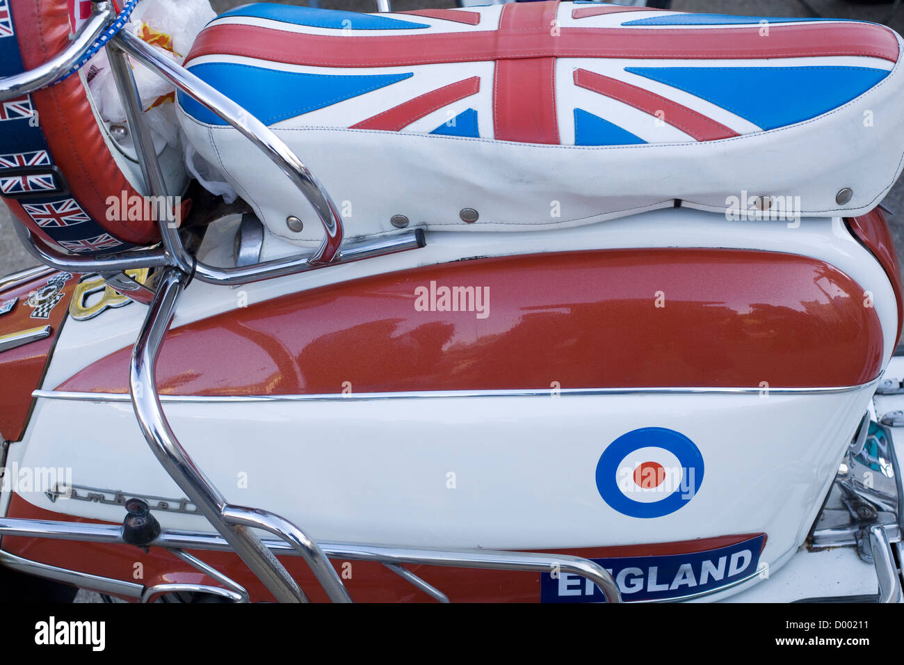 Réservoir d'essence d'une moto vespa avec un bulls eye sur elle et d'un Union Jack sur le siège Banque D'Images