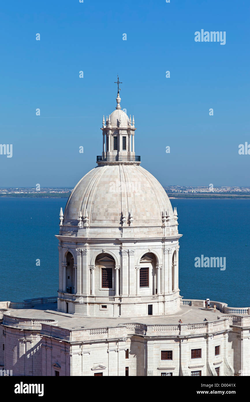 Tour-lanterne de l'église de Santa Engrácia, mieux connu sous le nom de Panthéon National (Panteão Nacional). Lisbonne, Portugal. Banque D'Images