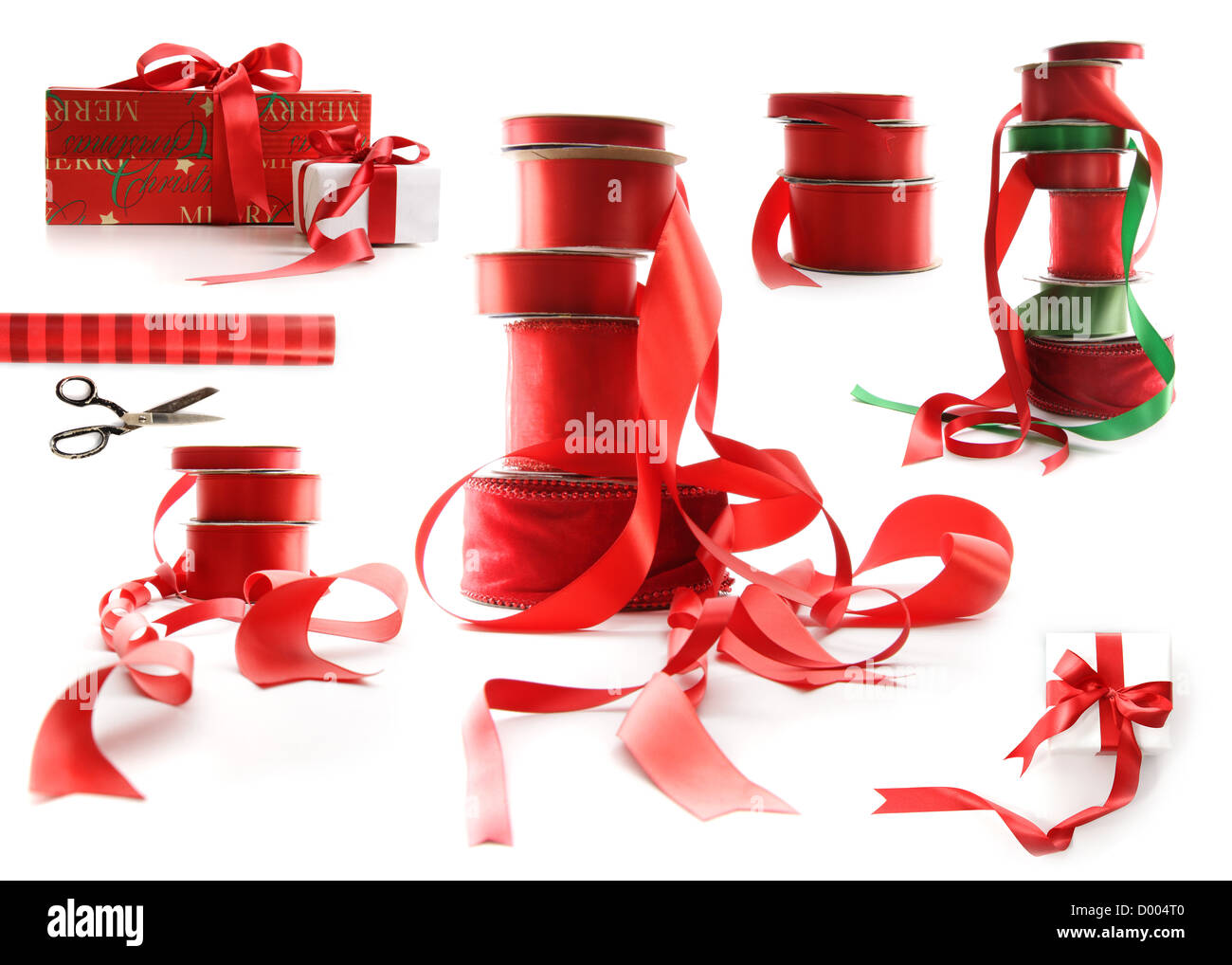 Différentes tailles de rubans rouges et gift wrapped cases sur fond blanc Banque D'Images