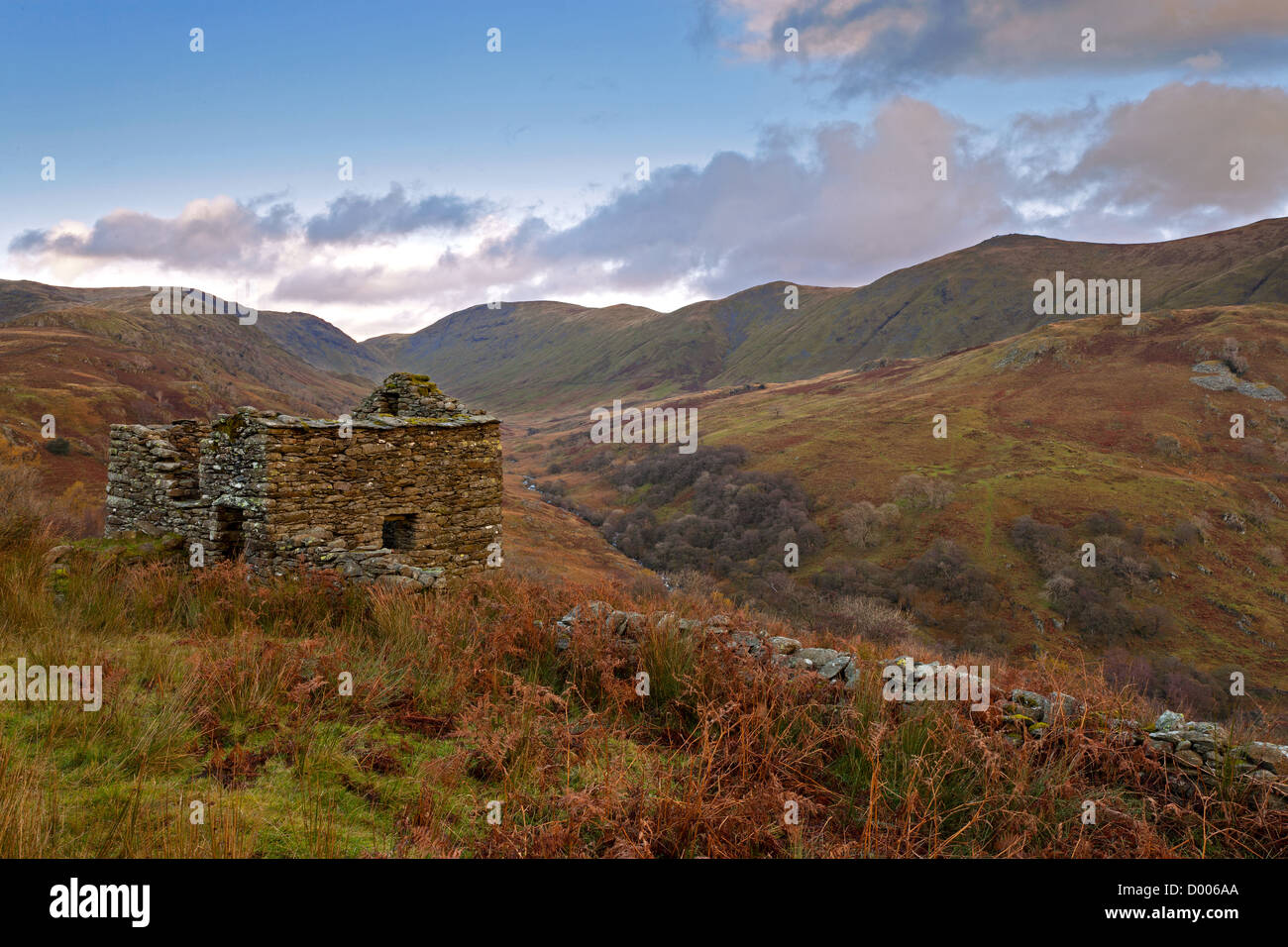 Une vieille ferme en pierre abandonnée sur la puce dans le Lake District, Cumbria, Angleterre. Banque D'Images