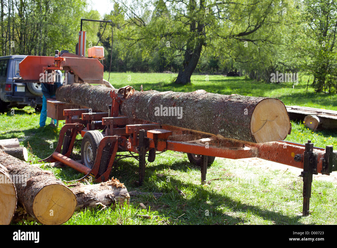 Scierie mobile pour la transformation du bois souple Banque D'Images