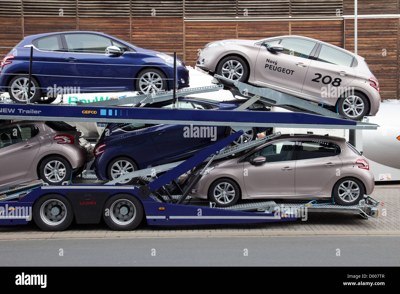 Transport de voiture Peugeot à l'International le des véhicules utilitaires à Hanovre, Allemagne Banque D'Images