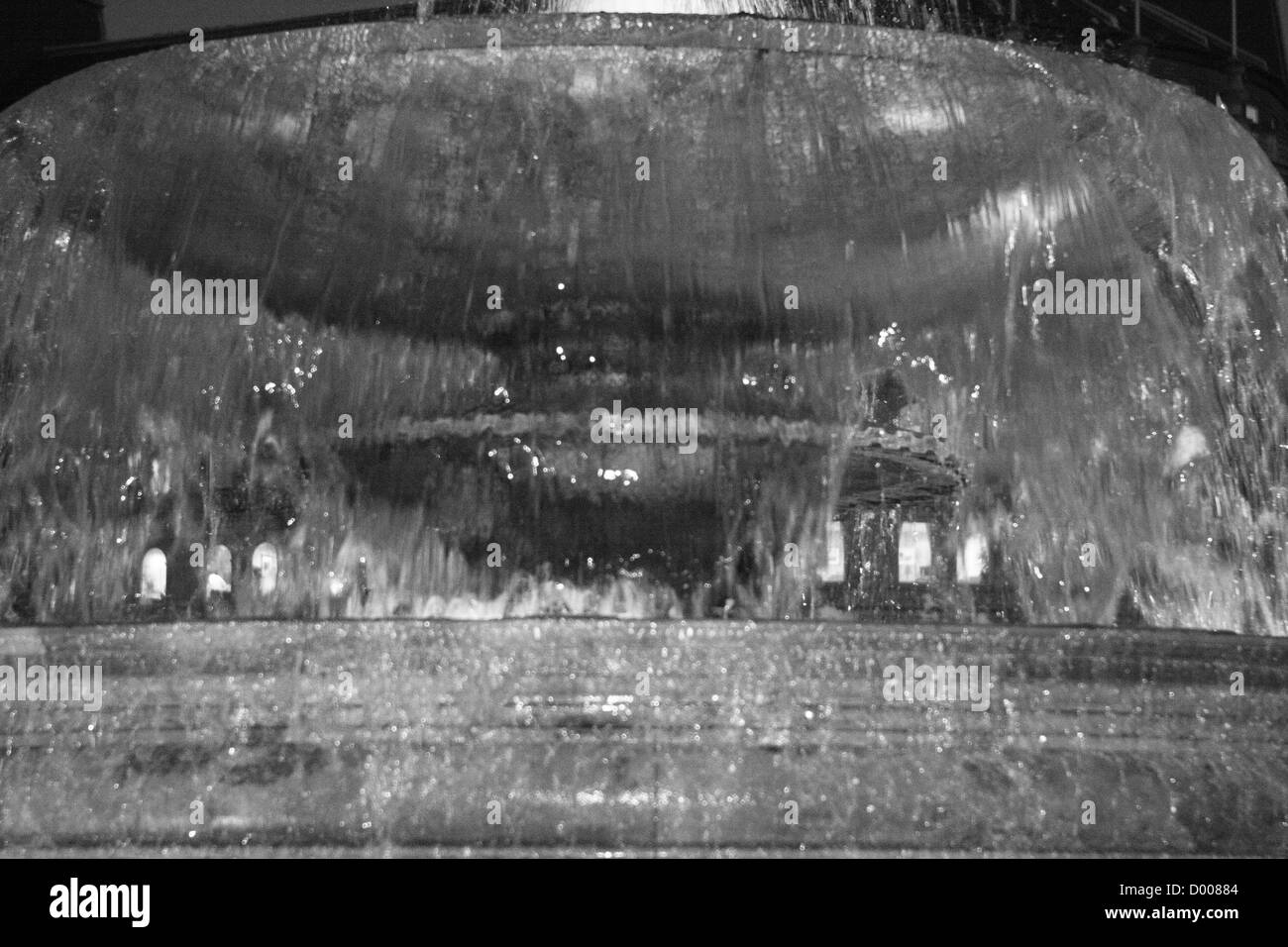 Une photo de nuit d'une des fontaines de Trafalgar Square, l'utilisation de flash pour mettre en surbrillance la fontaine Banque D'Images