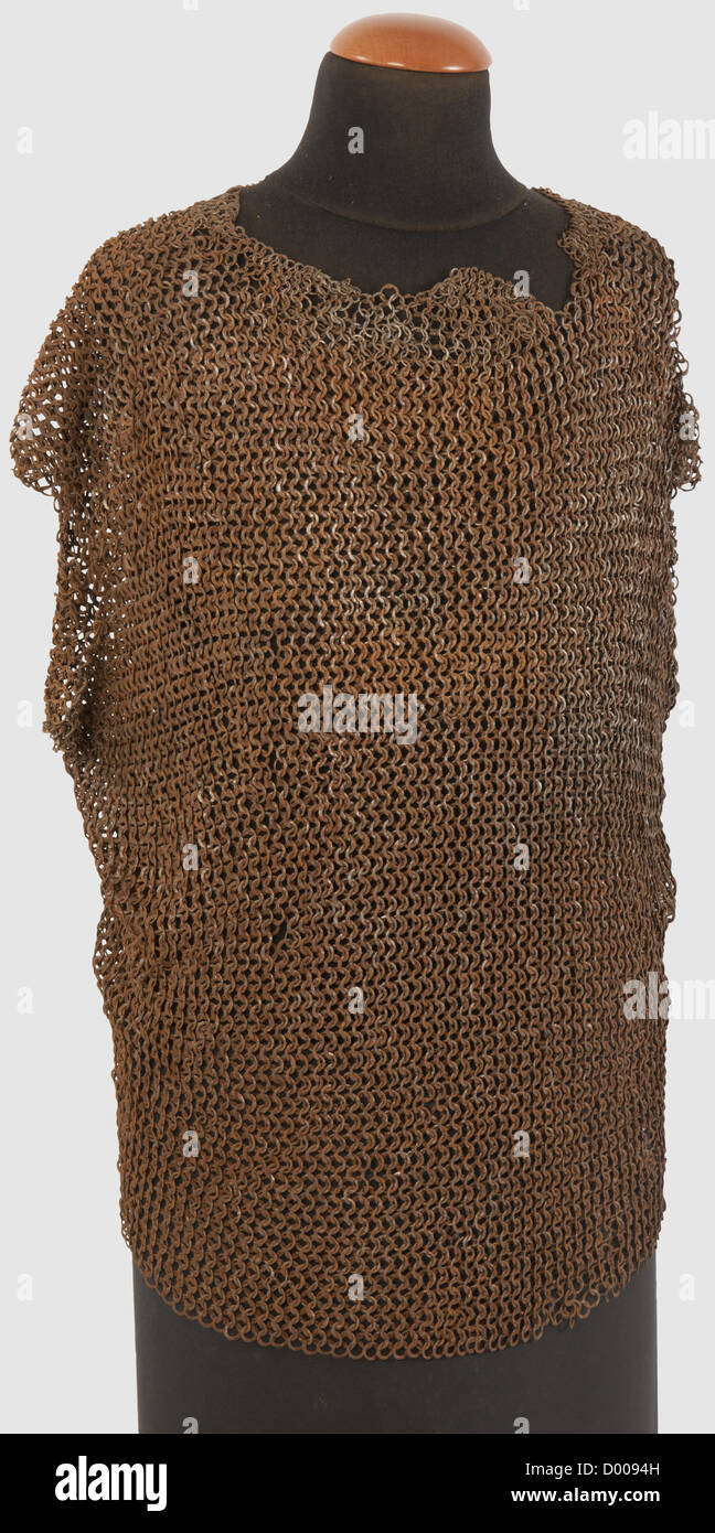 Un okimono japonais, fin Edo/début de la période Meiji. Ivoire. Un squelette debout avec deux grands crapauds attachés. Les yeux avec des incrustations d'os sombres. Sur une base en bois de feu sculpté. Hauteur 14.5 cm, historique, historique, 19e siècle, armes défensives, armes, armes, armes, bras, dispositif de combat, objet, objets, distillateurs, coupure, découpes, ustensile, équipement, ustensiles, combinaison, armure, armure, armure, armure, armure, armure réactive, plaquage d'armure, combinaison d'armure, métal, droits supplémentaires - Clearences non disponible Banque D'Images