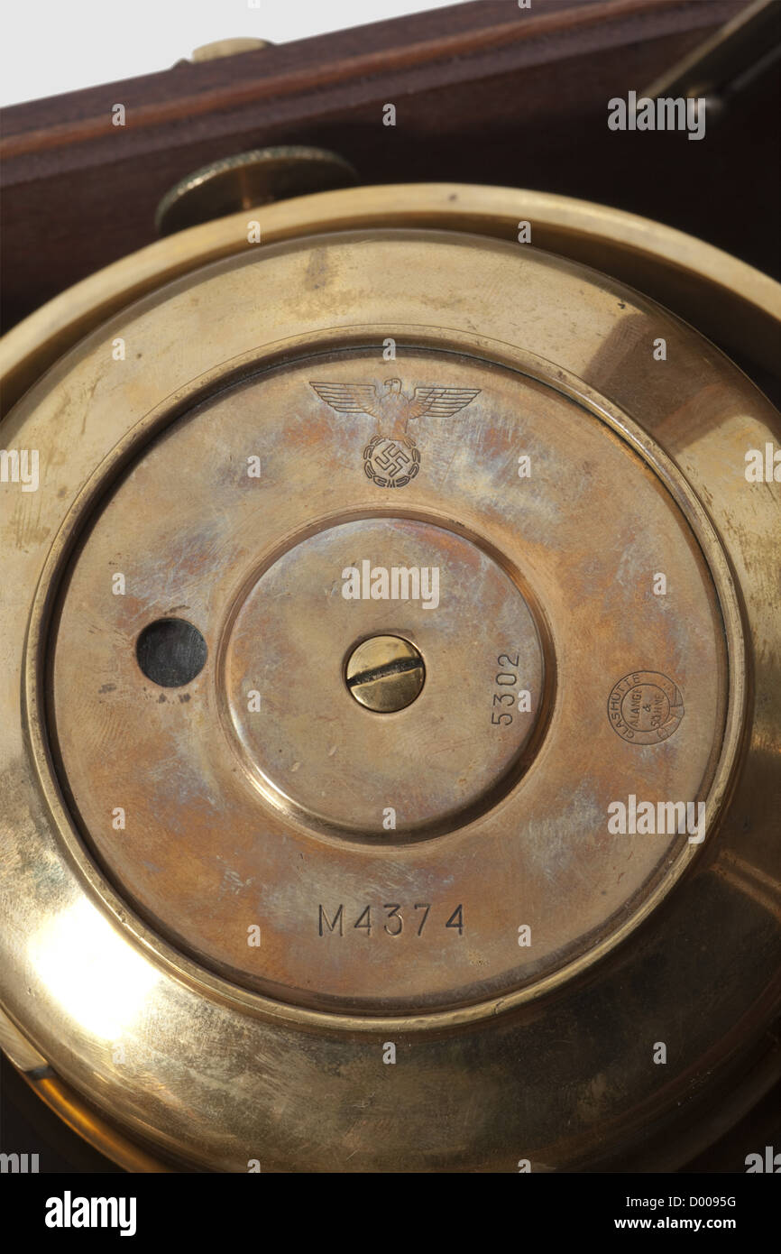 Un chronomètre de navire, par le fabricant 'A. Lange & Söhne - Glashütte B/Dresden'. Cadran plaqué argent avec grand cercle horaire noir et chiffres, mains en laiton. indicateur de réserve d'alimentation 56 heures sur le « 12 », cadran secondaire de secondes avec le numéro d'usine « 5302 » sur le « 6 » avec la main bleui. Bol et support de cardan en laiton avec numéros « 5302 » correspondants, marque du fabricant et aigle naval avec « M 4374 ». Complet avec clé, caisse en bois de chêne et plaque d'identification marquée « 5302 ». Fonctionnalité opérationnelle non testée,historique,historique,années 1930,années 1930,XXe siècle,marine,forces navales,mi,droits supplémentaires-Clearences-non disponible Banque D'Images