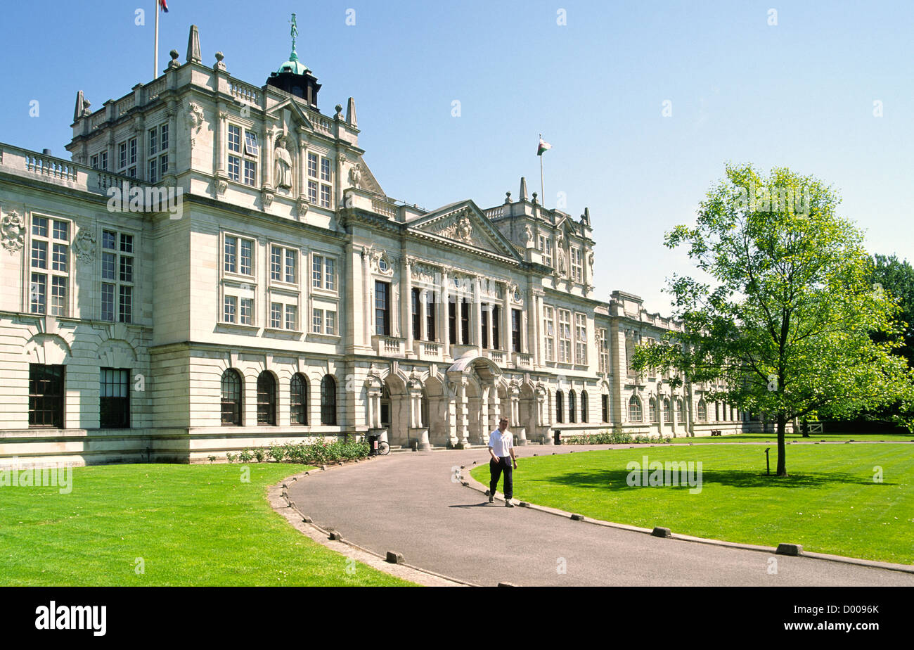L'Université de Cardiff, Cardiff city centre, le Pays de Galles. Le bâtiment principal date de 1905. L'entrée ouest sur l'avenue du Musée. Banque D'Images