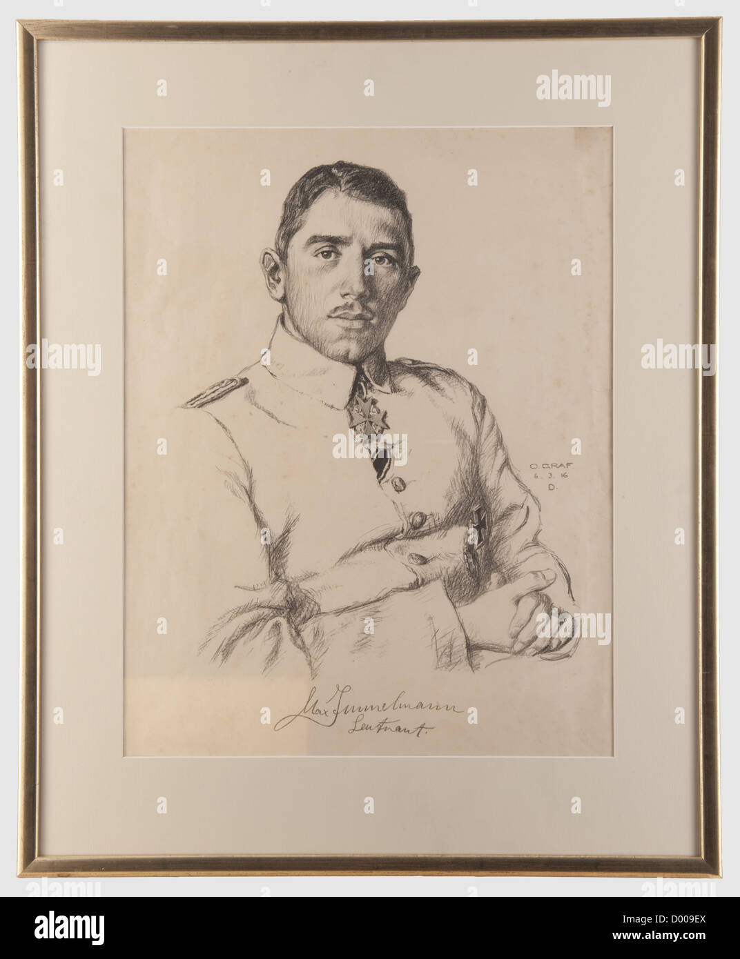 Oberleutnant Max Immelmann - un portrait dessiné par Oscar Graf, . Charbon de bois sur papier. Portrait expressif de mi-longueur de l'Aigle de Lille en uniforme avec le rite autour de son cou et la Croix de fer sur sa poitrine. Signé et daté « O. Graf 6.3.16' à droite, le bord inférieur signé à la main par Immelmann 'Max Immelmann Leutnant', l'inverse avec un dévouement écrit à la main dans la lecture crayon 'Zur Erinnerung! M. Immelmann Leutnant.' le cadre de date ultérieure, monté et sous verre. 61 x 50 cm. Professeur Oskar Graf (1873 - 1957) membre de la sécession en 1896, studi, Banque D'Images