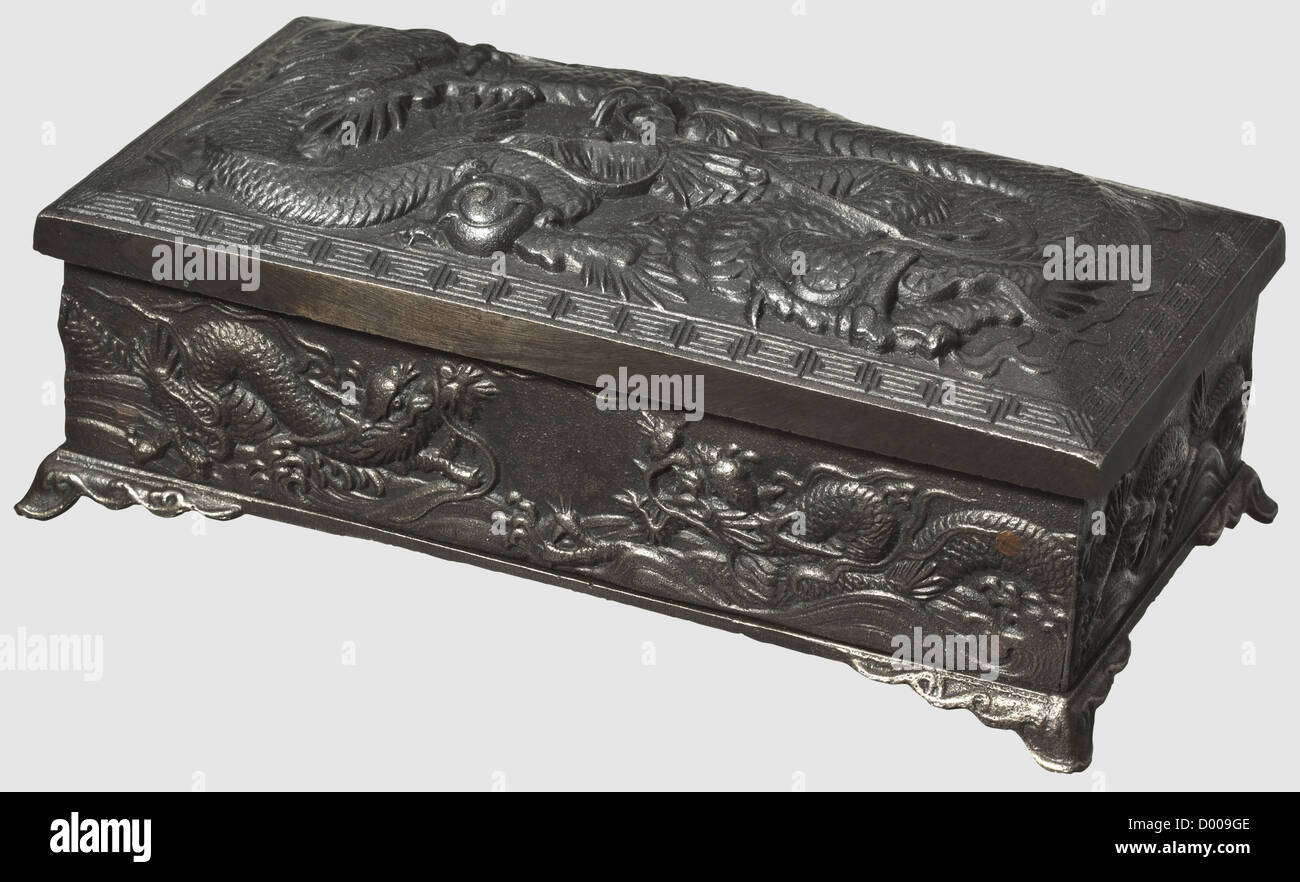 Un halberd allemand, vers 1550. Pointe renforcée robuste de la section diamant. La lame gravée des deux côtés avec une croix de St. Andrew, coupe fluke à l'arrière. Prise rectangulaire avec rosettes en laiton s'étendant sur une paire de longues sangles. Haft en bois d'achy d'origine. Longueur 217 cm. Entièrement conservé de la patina originale avec belle, historique, historique, 16ème siècle, objet, objets, alambics, clipping, coupures, découpe, découpes, stockage, boîte, boîtes, armoire, coffre, armoires, coffres, meubles, pièces de meubles, meubles, droits supplémentaires-Clearences-non disponible Banque D'Images