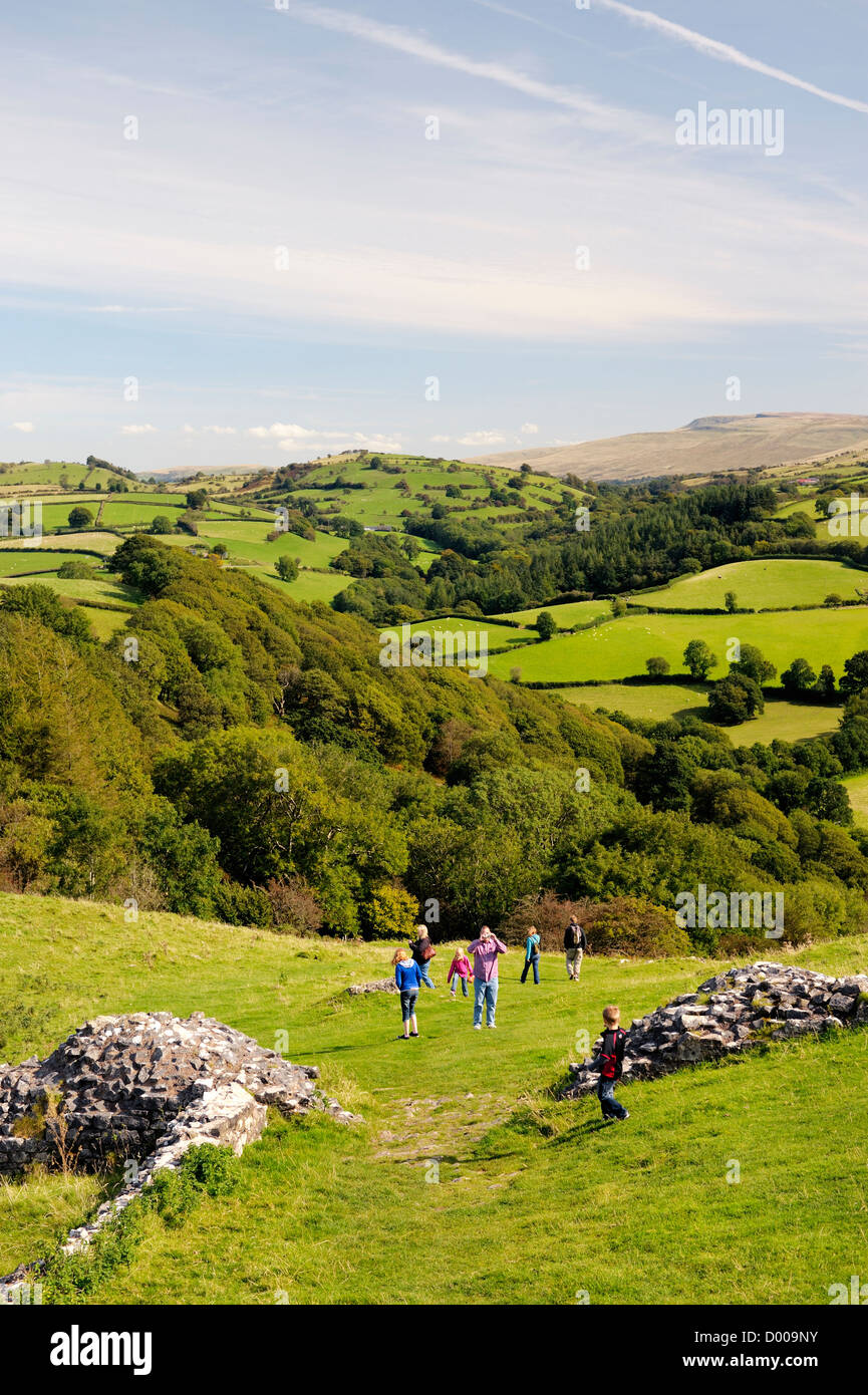 Les promeneurs dans le parc national de Brecon Beacons, Pays de Galles, Royaume-Uni. À l'Est de Carreg Cennen Castle Hill Farm plus vers la Montagne Noire Banque D'Images