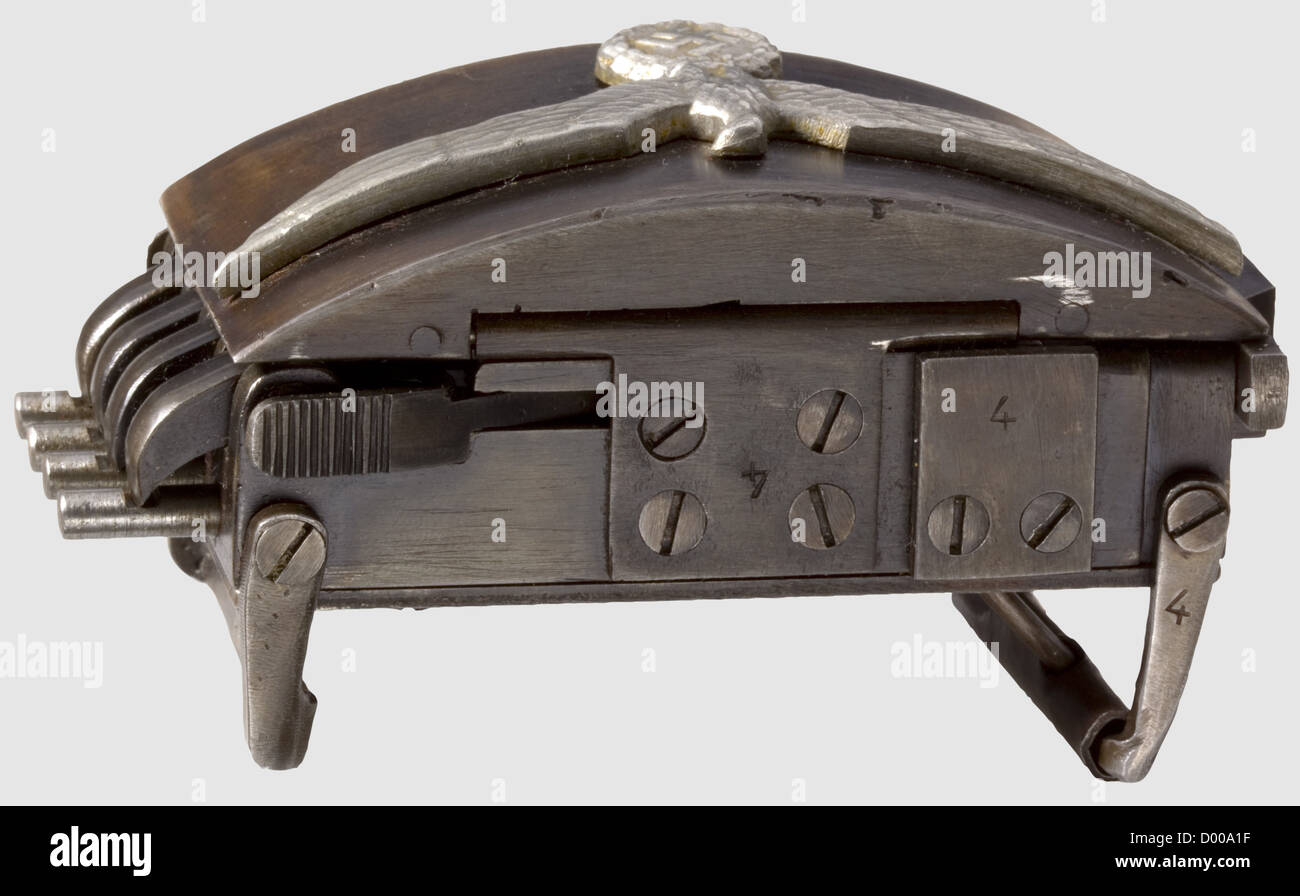 Un « pistolet à boucle de ceinture allemand SS », cal..22 l.r,n°  4/c.numéros correspondants.quatre barils,longueur 43 mm.aigle Wehrmacht sur  couvercle articulé,inscription à deux lignes en bas : « BLN.- 44 - SS /