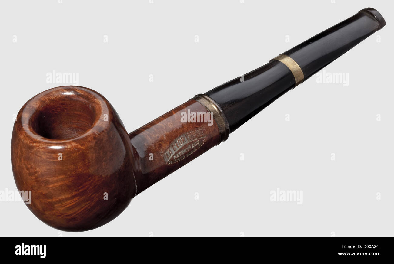 Un pistolet à tuyaux « la Glorieuse », cal. .22 court,no 333. Alésage brillant, longueur du corps 48 mm, 77 mm embout buccal inclus, longueur totale 150 mm. À gauche de la tige marquée: 'LA GLORIUSE / Patentd 203 / Selected Brian Root'. Embout buccal noir, bol à pipe en bois de racine verni. Fonction : la cartouche repose dans la partie arrière de l'embout buccal. Pour l'allumer, la partie avant, qui a une goupille et sert également d'extracteur de boîtier, est vissée. Pour relâcher le tir, appuyez sur le bouton de déverrouillage situé au bas de la tige. Comme état général de menthe. En Allemagne B,droits supplémentaires-Clearences-non disponible Banque D'Images