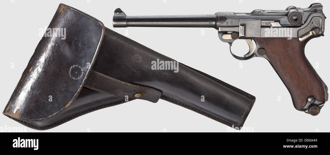 Un pistolet 04(1908)DWM,marine,avec étui,cal. Parabellum 9 mm, n° 2809b.  Numéros correspondants. Alésage mat, longueur du corps 150 mm. Vue arrière  tangente à l'échelle 100 - 200. Châssis long. Marques d'acceptation de la