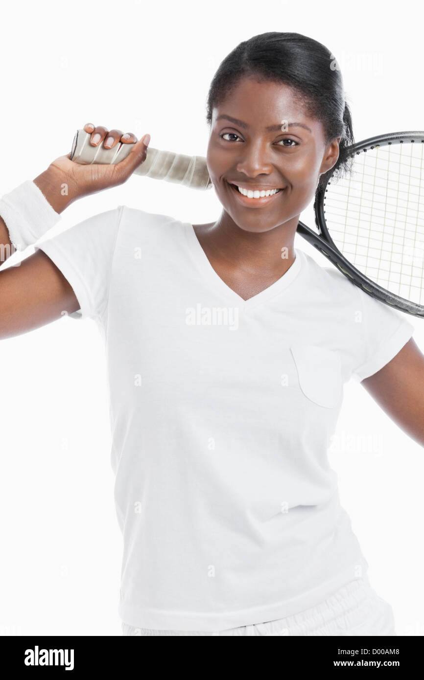 Portrait of young female tennis player holding racket sur fond blanc Banque D'Images