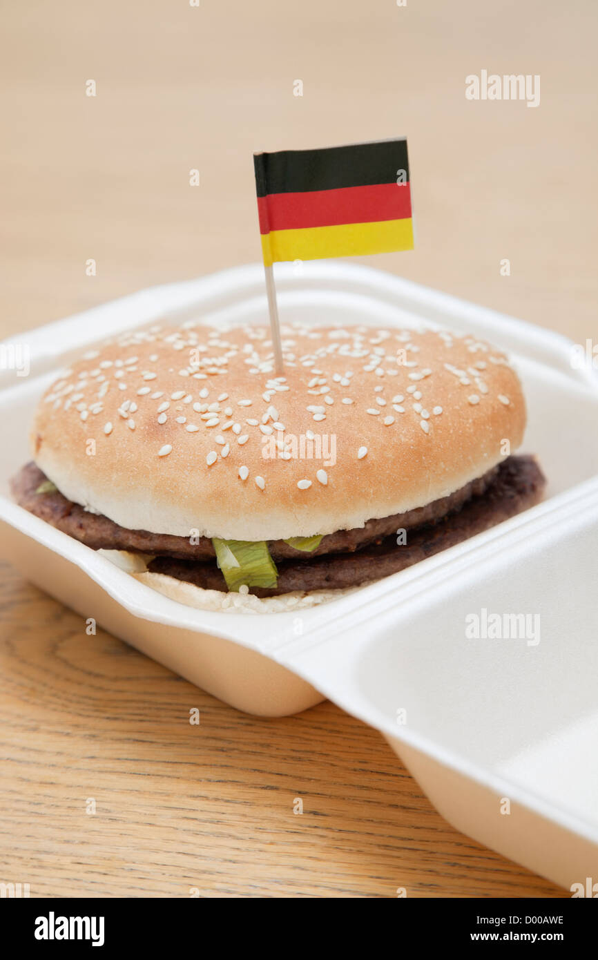 Hamburger frais avec drapeau allemand décoration sur la surface en bois Banque D'Images