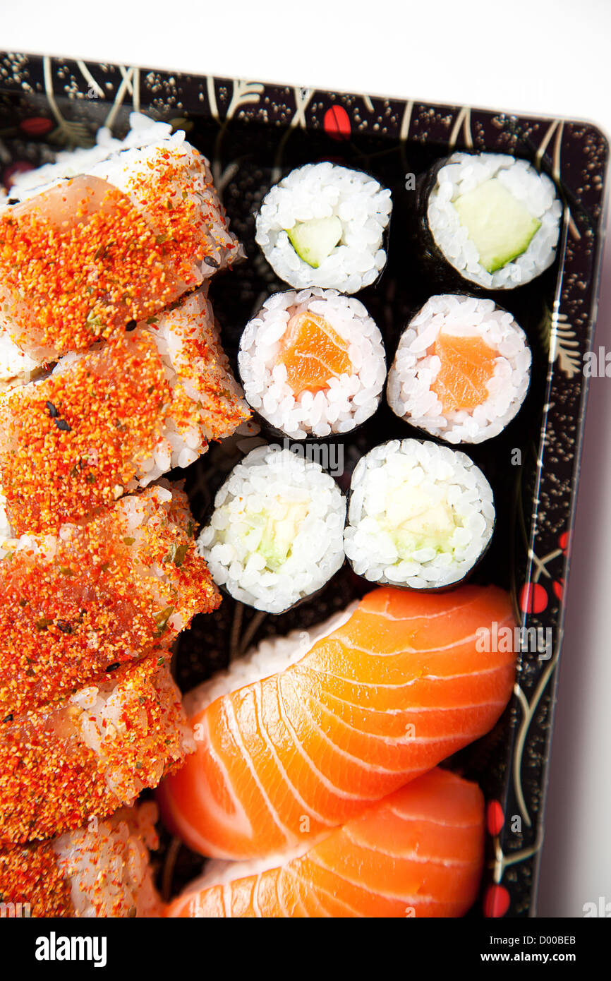 Close-up of sushi nourriture sur le bac contre fond blanc Banque D'Images