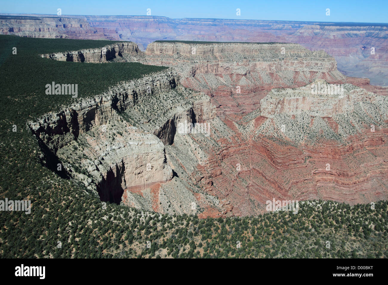 Une vue aérienne du Grand Canyon en Arizona, USA. Le Colorado a creusé un profond canyon à travers des millions d'années. Banque D'Images