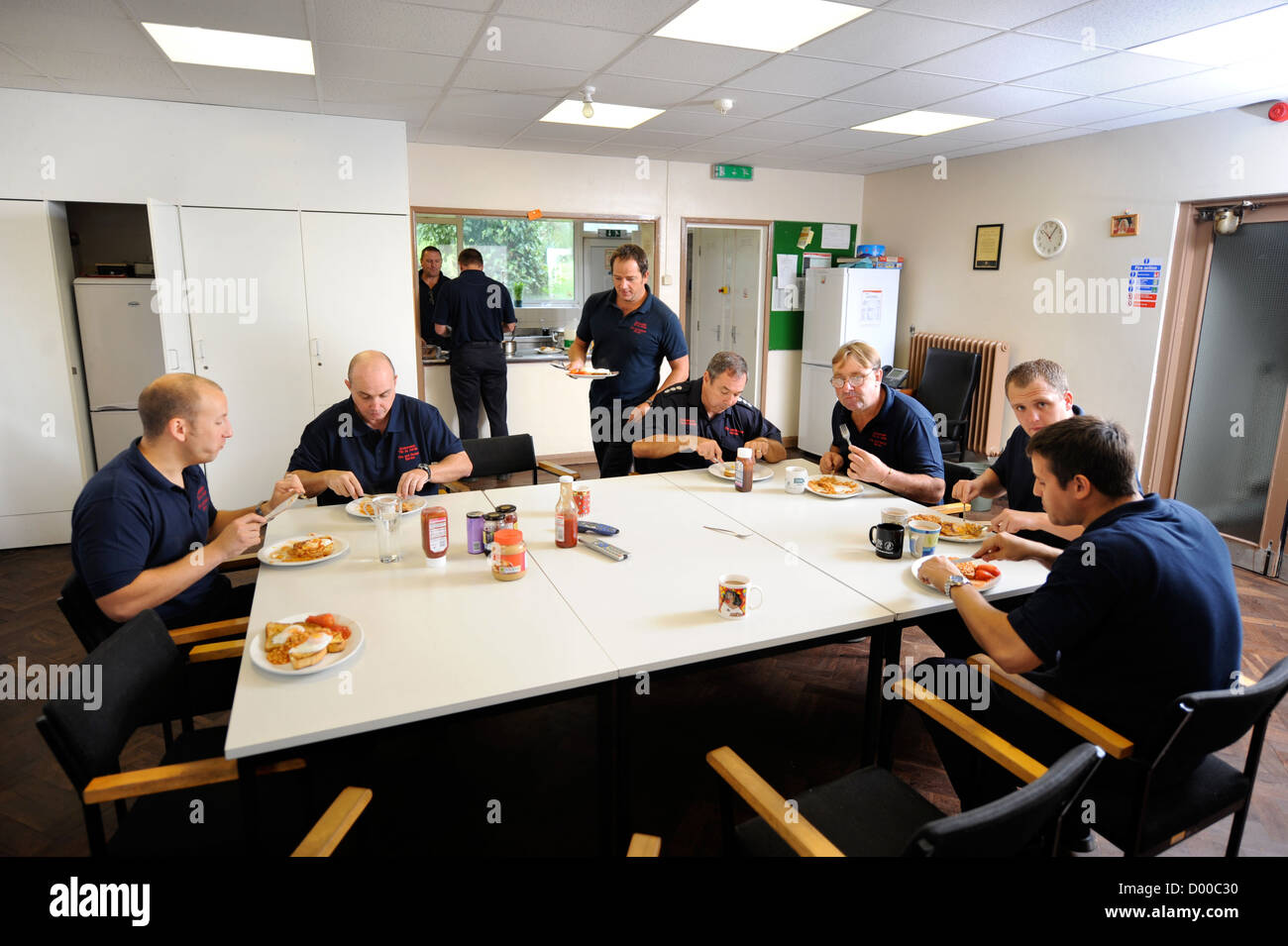 Fireman de white watch à Pontypridd Fire Station en S Wales UK à la cantine lors d'une pause d'une franchise Banque D'Images