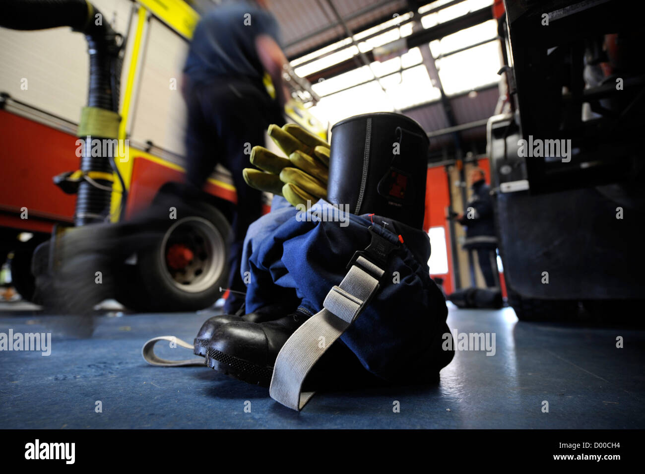 Re. Fireman de white watch à Pontypridd Fire Station en S Wales - gants de protection anti-incendie au pantalon et bottes sur établi Banque D'Images