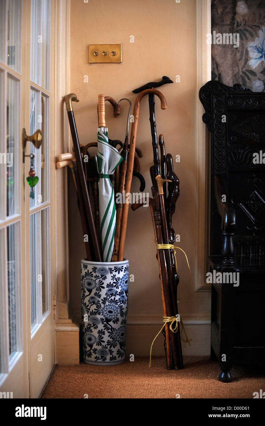 Un vase chinois utilisé comme un bâton de marche et porte-parapluie à une maison de campagne Banque D'Images