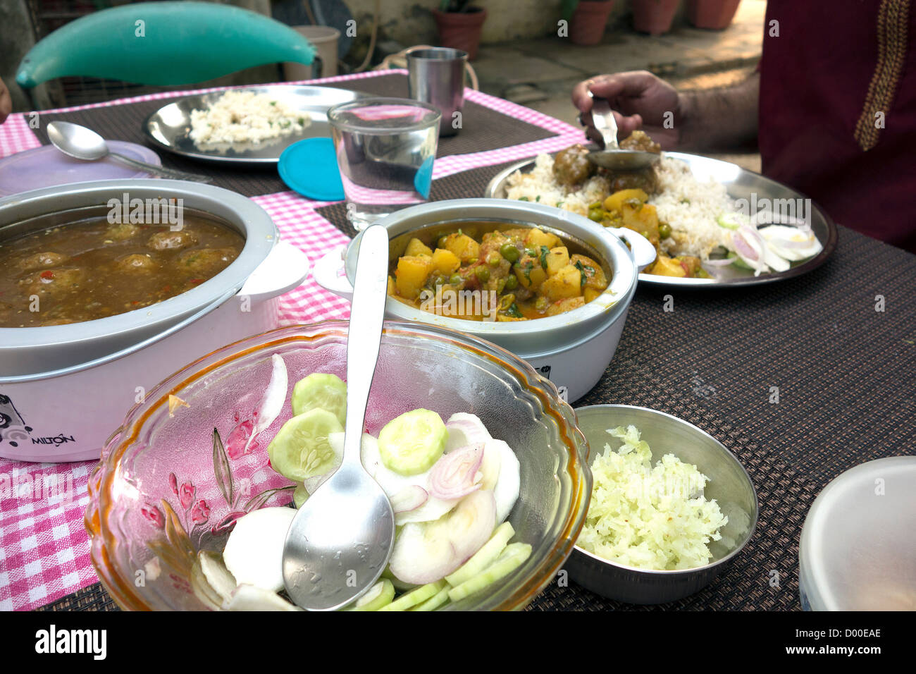 La nourriture traditionnelle indienne prêt-à-manger le midi Table à manger les plats plats ustensiles de table propagation table à manger de délicieux Banque D'Images
