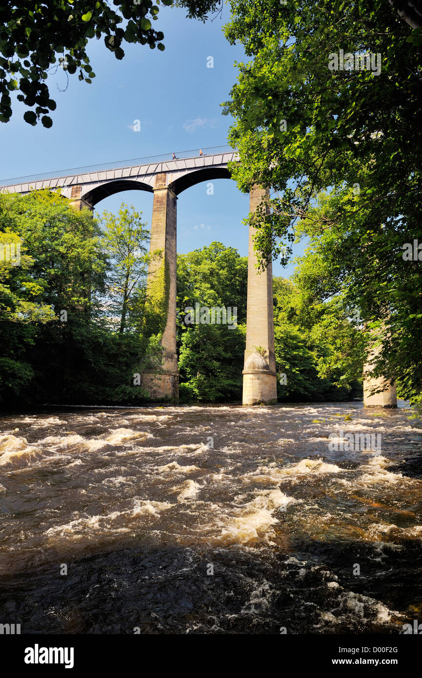 Pont-canal de Pontcysyllte terminé 1805 porte sur les bateaux du Canal Canal Llangollen sur la rivière Dee Valley près de Wrexham, Wales, UK Banque D'Images