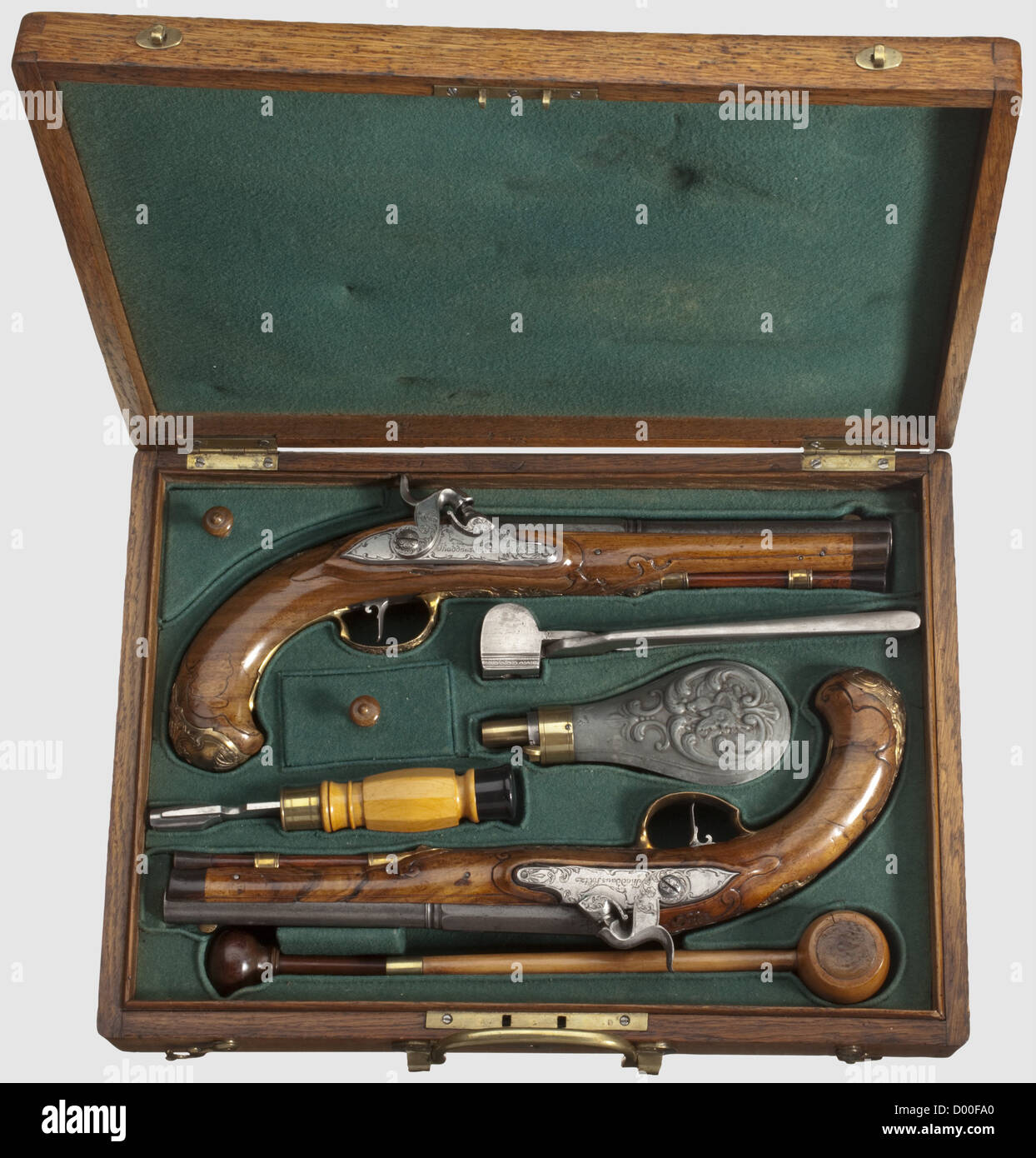 Une paire de pistolets à percussion tchèque en boîtier, Thaddäus Poltz,Karlovy Vary,vers 1770.canons octogonaux à deux étages de calibre 14 mm, ronds et lisses après une ceinture,avec des vues frontales en laiton montées en surface.aux restes de breches de gravures florales dorées ainsi que les nombres '1' et '2'.Florally cut,serrures à percussion converties en bois de Poladoche,Poladoches,Bright signé par 'Thadtz,Polius dehes,Bright Seches,Bright Seches,Bright Seches de noyer Nez et raccords en bronze avec rocailles en relief.barres de bois avec pointes de corne.longueur 33.5 cm chacune.dans un cas en bois plus tard(?)complet avec accessoires extensifs,droits supplémentaires-Clearences-non disponible Banque D'Images