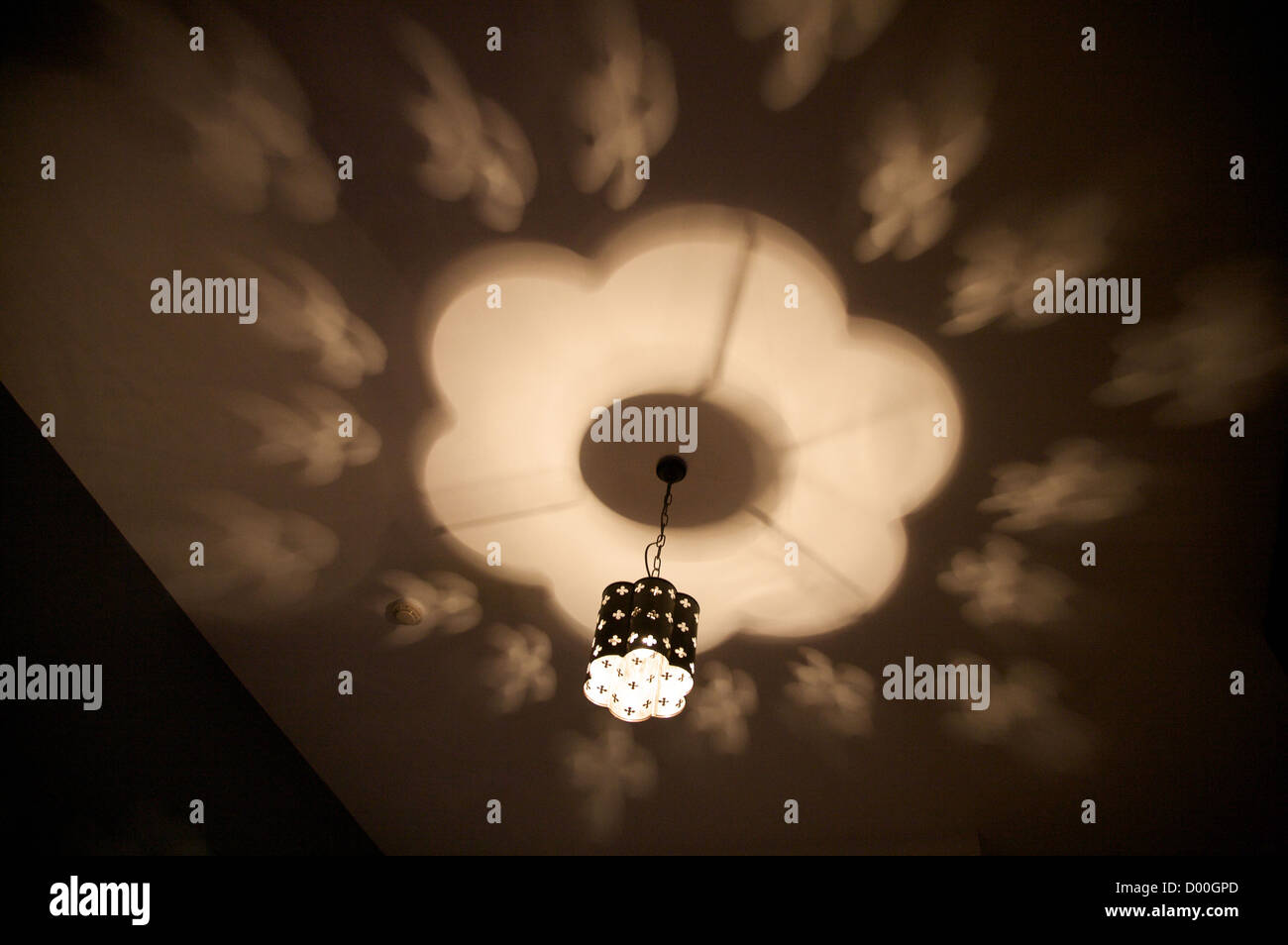 Lampe noire au plafond avec lumière reflète Banque D'Images
