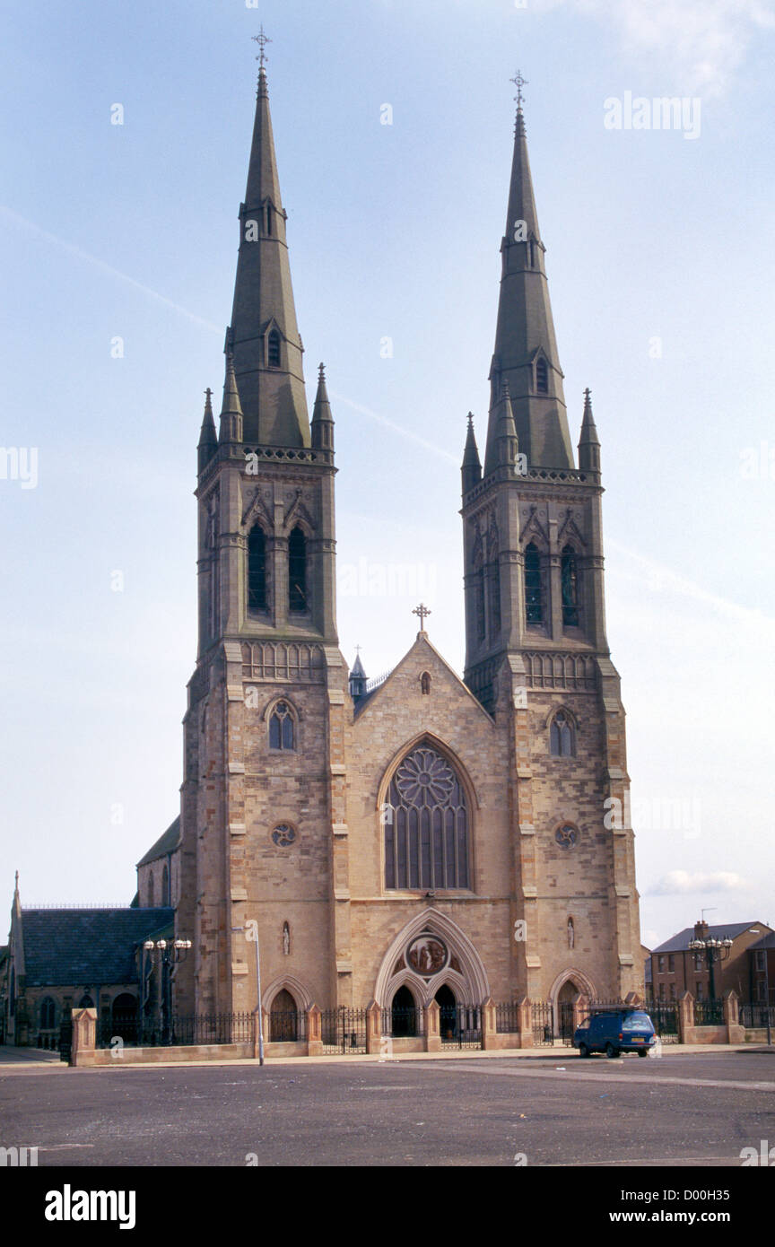 L'Irlande du Nord Belfast Falls Road St Peters Cathedral Banque D'Images