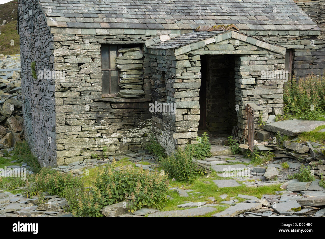 Les vestiges d'une vieille maison en ardoise à Honister Mine d'ardoise dans le Lake District. Banque D'Images