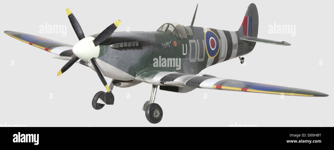 Un Supermarine 'Pitfire', UN modèle de bascule bien construit de 'Pitfire' Mk.IX MK 732 ou - U, avec une décoration de la Royal Air Force de la période d'invasion 1944, avec des canons factices de 20 mm, des canons à ailes, un cockpit avec pilote, quelques instruments et un auvent, le côté cockpit inscrit 'Baby Bea V' avec disque à cramoisi et lettre 'U', avec échappement en verre Piles et hélice factice non calcaire à quatre pales de 50 cm de diamètre, sur train de roulement rétractable avec roues principales et arrière à bandage en caoutchouc, envergure de 228 cm, historique, années 1930, XXe siècle, objet, objets, St, droits supplémentaires-Clearences-non disponibles Banque D'Images