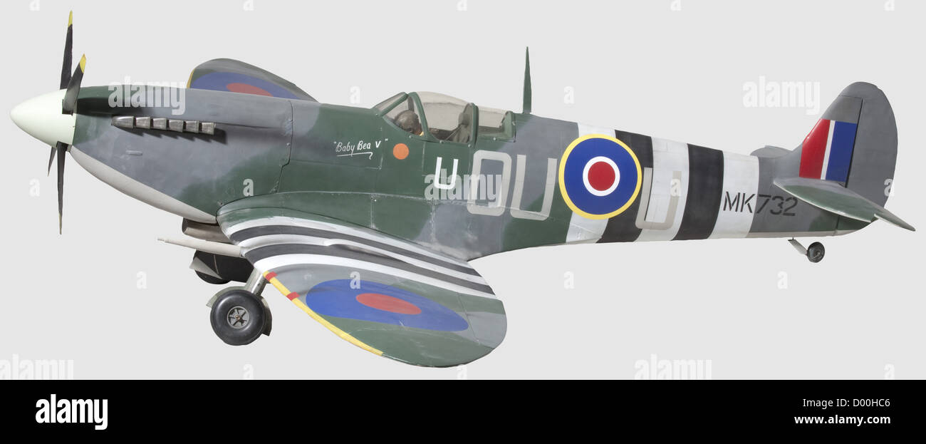 Un Supermarine 'Pitfire', UN modèle de bascule bien construit de 'Pitfire' Mk.IX MK 732 ou - U, avec une décoration de la Royal Air Force de la période d'invasion 1944, avec des canons factices de 20 mm, des canons à ailes, un cockpit avec pilote, quelques instruments et un auvent, le côté cockpit inscrit 'Baby Bea V' avec disque à cramoisi et lettre 'U', avec échappement en verre Piles et hélice factice non calcaire à quatre pales de 50 cm de diamètre, sur train de roulement rétractable avec roues principales et arrière à bandage en caoutchouc, envergure de 228 cm, historique, années 1930, XXe siècle, objet, objets, St, droits supplémentaires-Clearences-non disponibles Banque D'Images