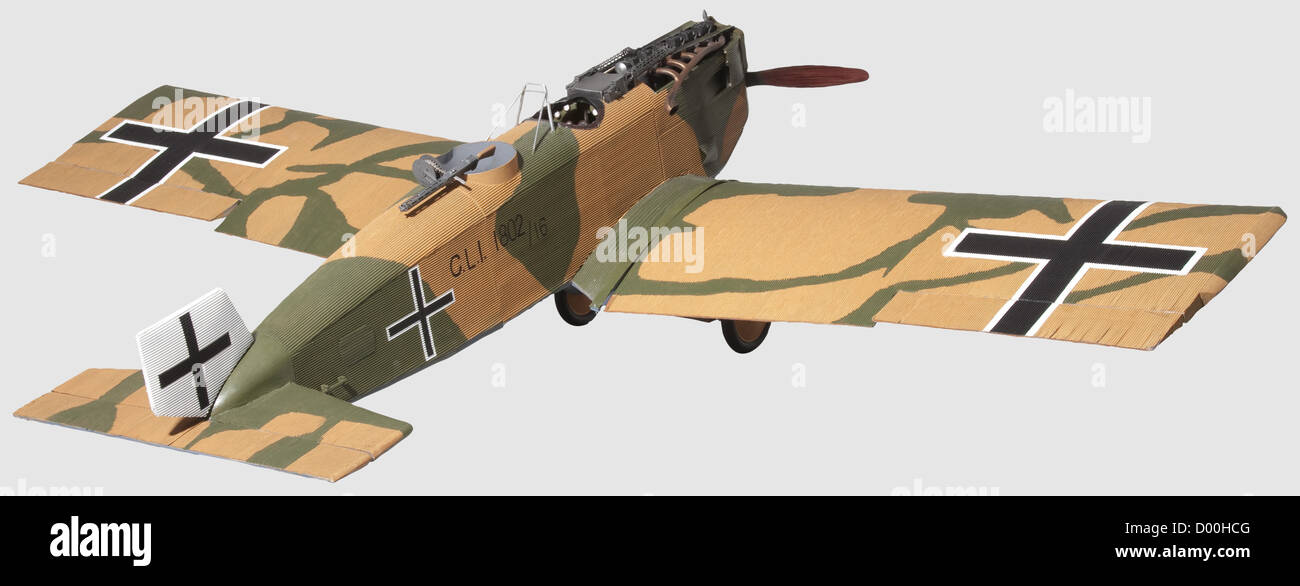 Un Junkers type C. L.L.,1802/16,UN modèle de balance volante, l'airframe composite a fini en vert sur sable avec des sous-surfaces bleu pâle, et des marques nationales de la période. Ailerons entièrement mobiles, gouvernail et ascenseurs, cockpit du pilote avec siège et instruments factices, position du tireur arrière avec banquette rembourrée, mitrailleuse à main avec tambour à munitions, avec moteur factice 6 cylindres et mitrailleuses doubles Spandau, hélice en bois de 51 cm diam., sur caoutchouc, train de roulement à ressort bungie et dérailleur, 205 cm, envergure historique, Clearspan, droits supplémentaires non disponibles Banque D'Images